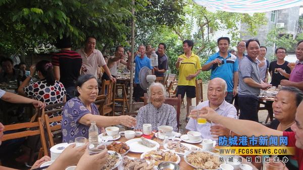 东兴市松柏村苏大娘过101岁生日