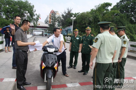 越南芒街市公安局将一辆在东兴市被盗的摩托车移交给东兴市公安局