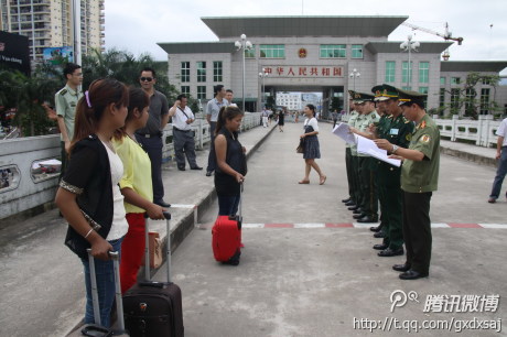 东兴市公安局将解救出来的名氏茅三姐妹移交越南芒街警方