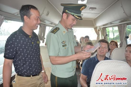东兴边检站为多国驻华大使提供礼遇通关服务