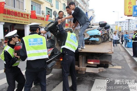 东兴市公安局交管大队集中整治口岸违规停车