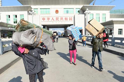 在广西东兴口岸，边民经口岸前往越南芒街做生意（1月14日摄）。