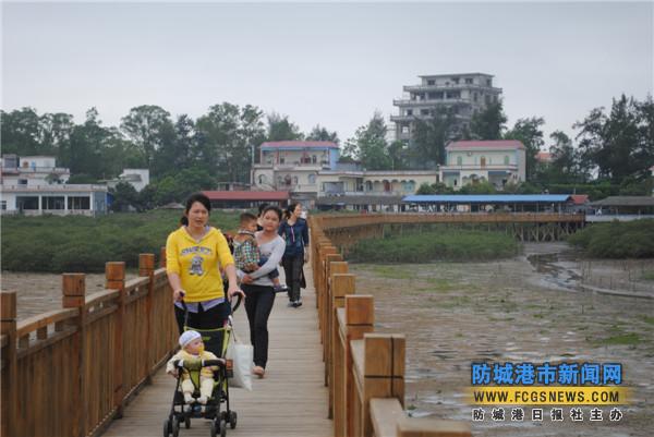 东兴市竹山景区红树林吸引游客前来踏青