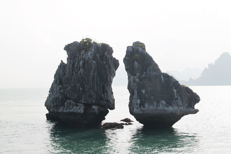 下龙湾的标志性景观，斗鸡石