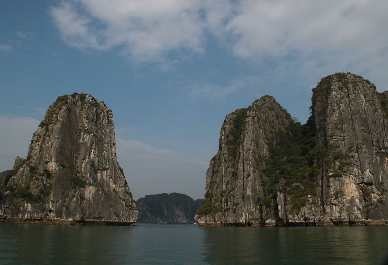 下龙湾渔村的山门