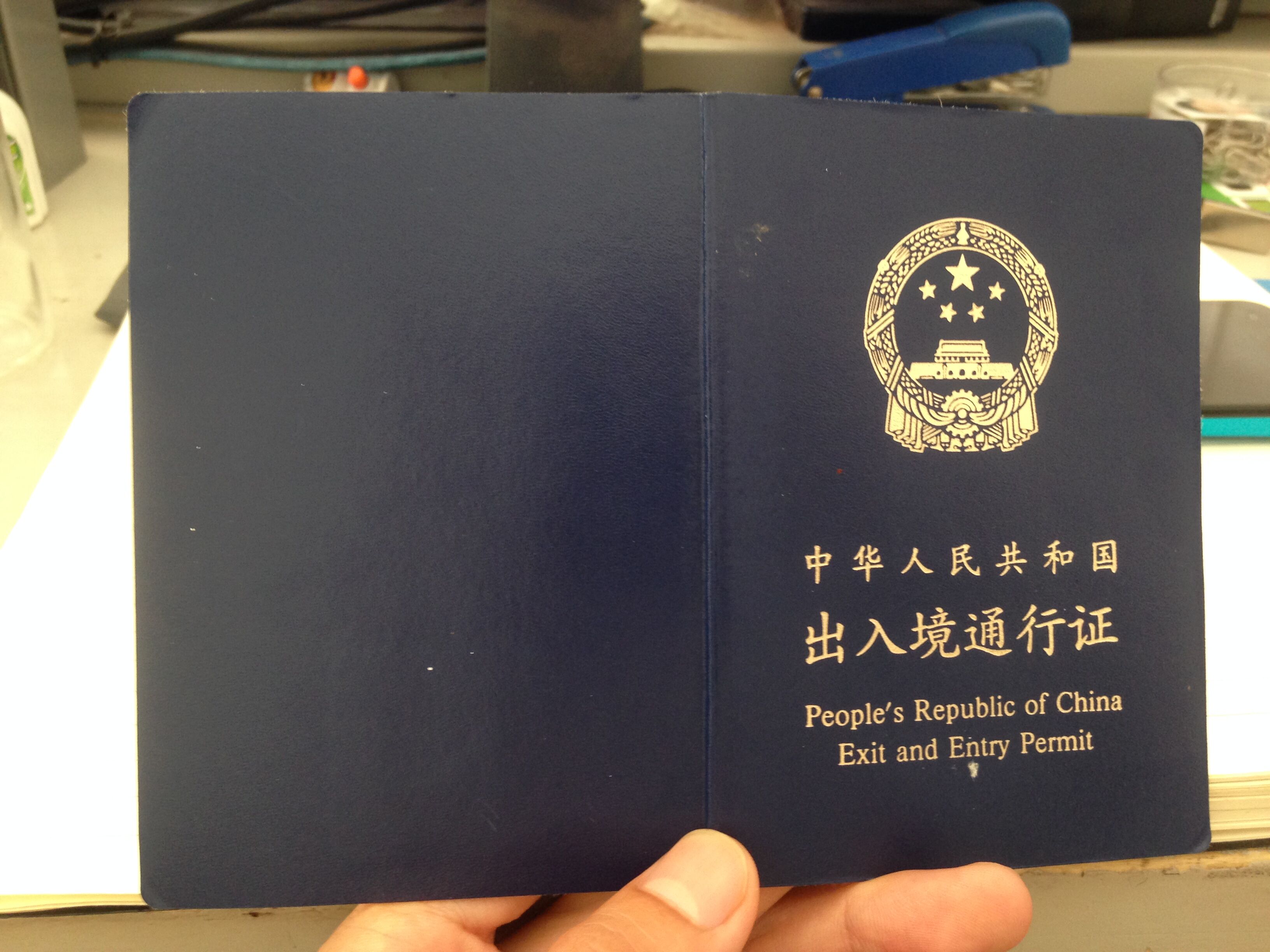 15日，广西东兴口岸、友谊关口岸在恢复团队出境旅游业务后，迎来了首批出境前往越南旅游的团队，随着通关手续的逐步完善，跨境游将全面复苏，重燃活力。