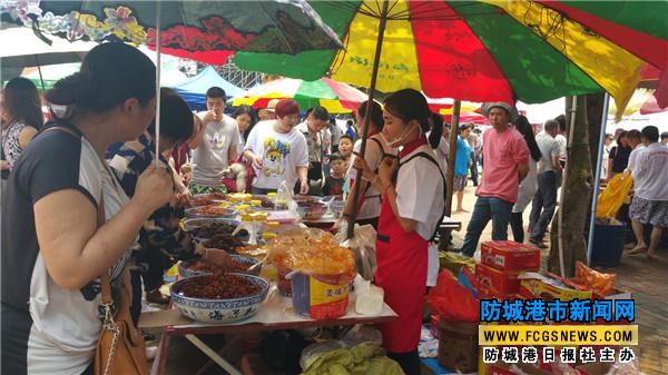 白浪滩“三月三”歌节上的美食展销吸引不少游客