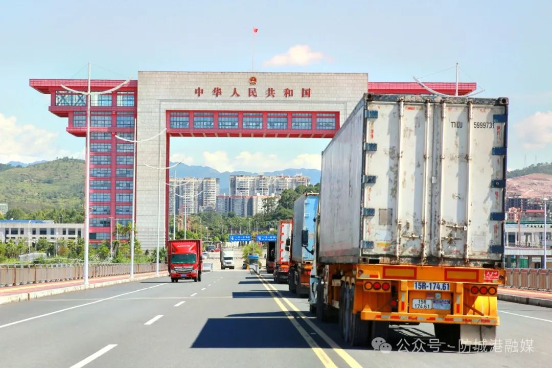 东兴口岸北仑河二桥货运繁忙