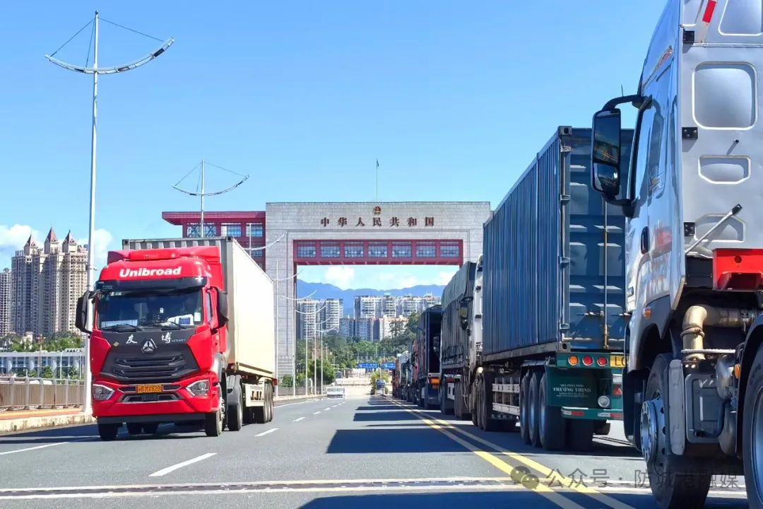 东兴口岸北仑河二桥货运繁忙