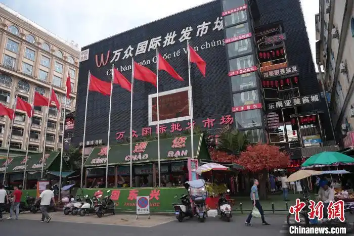 境内外媒体代表在广西东兴感受国门风情