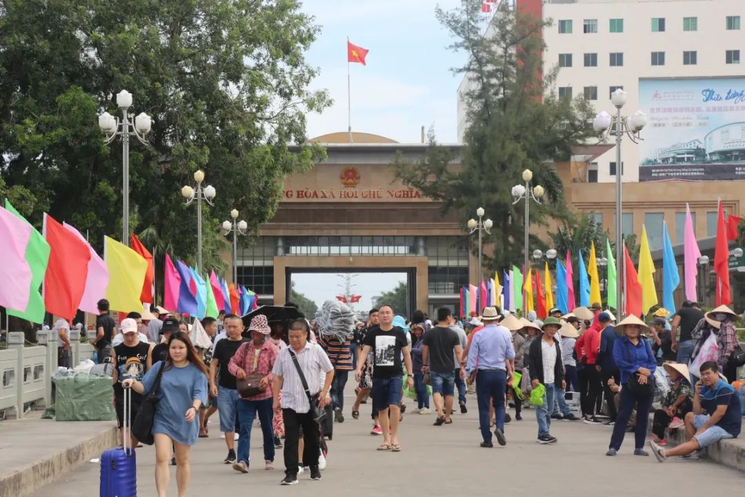东兴口岸中越友谊大桥人来人往