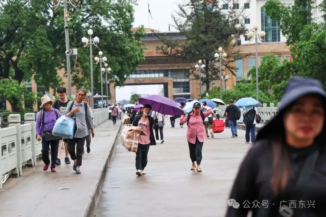 25日上午，在东兴口岸出入境大厅内，游客和边民在排队办理入关手续。