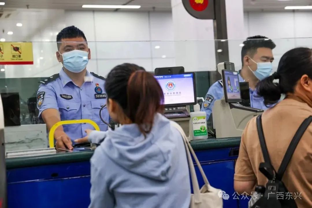 25日上午，在东兴口岸出入境大厅内，准备入境的旅客在向工作人员咨询业务。