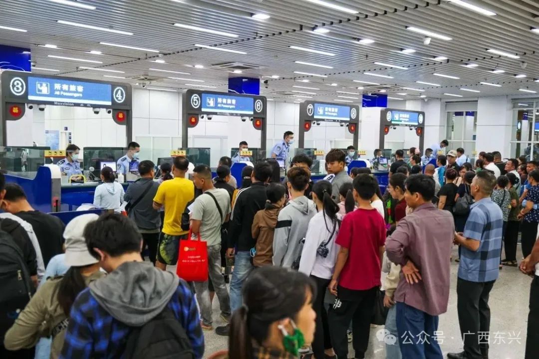 25日上午，在东兴口岸出入境大厅内，游客和边民在排队办理入关手续。
