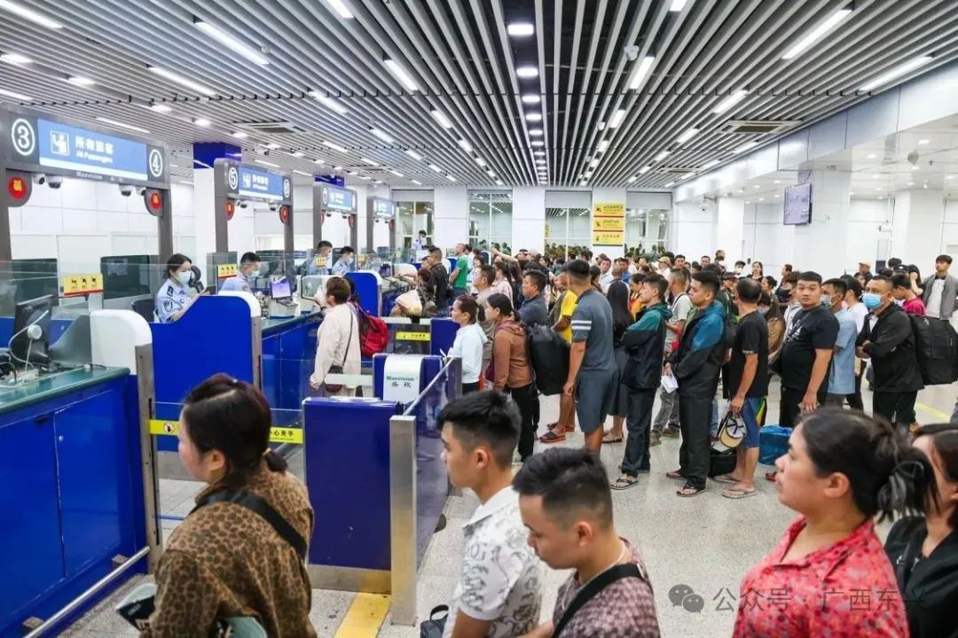 25日上午，在东兴口岸出入境大厅内，游客和边民在排队办理入关手续。