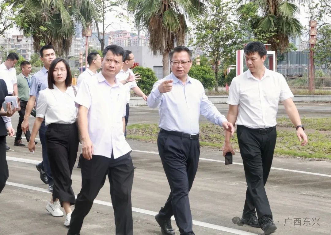东兴市与越南芒街市工作组联合考察东兴口岸基础设施设备