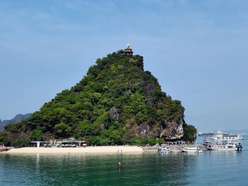 越南下龙湾天堂岛游记：穿梭喀斯特奇观，拾贝云端海岛梦