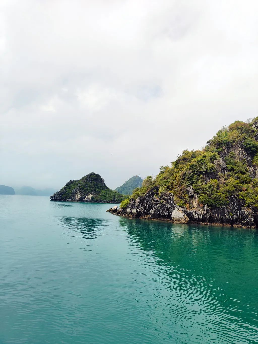 越南下龙湾天堂岛游记：穿梭喀斯特奇观，拾贝云端海岛梦