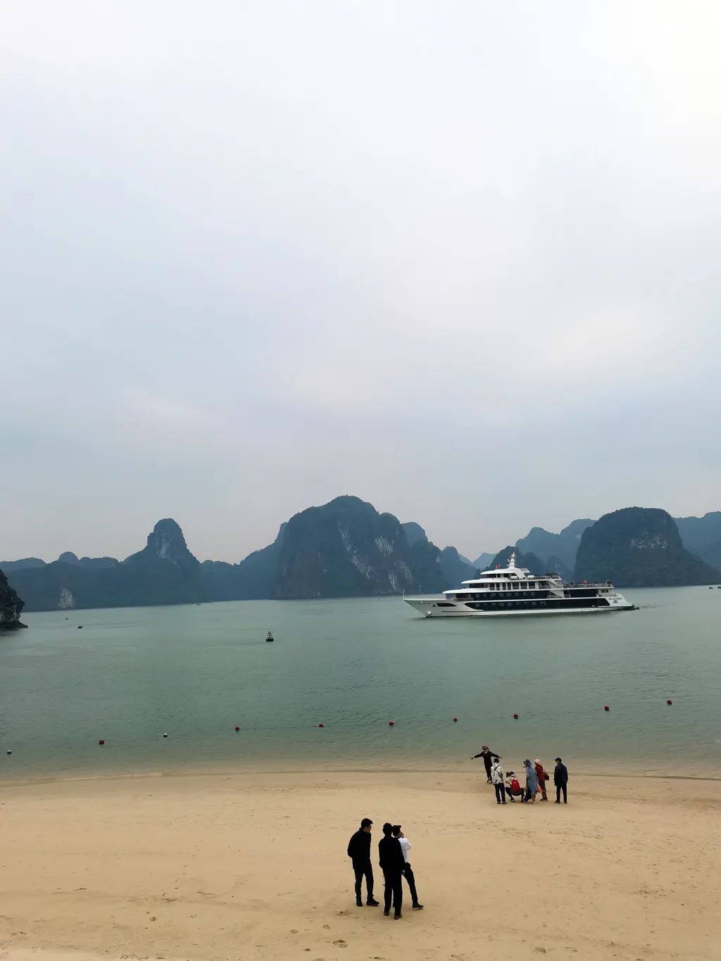 越南下龙湾天堂岛游记：穿梭喀斯特奇观，拾贝云端海岛梦