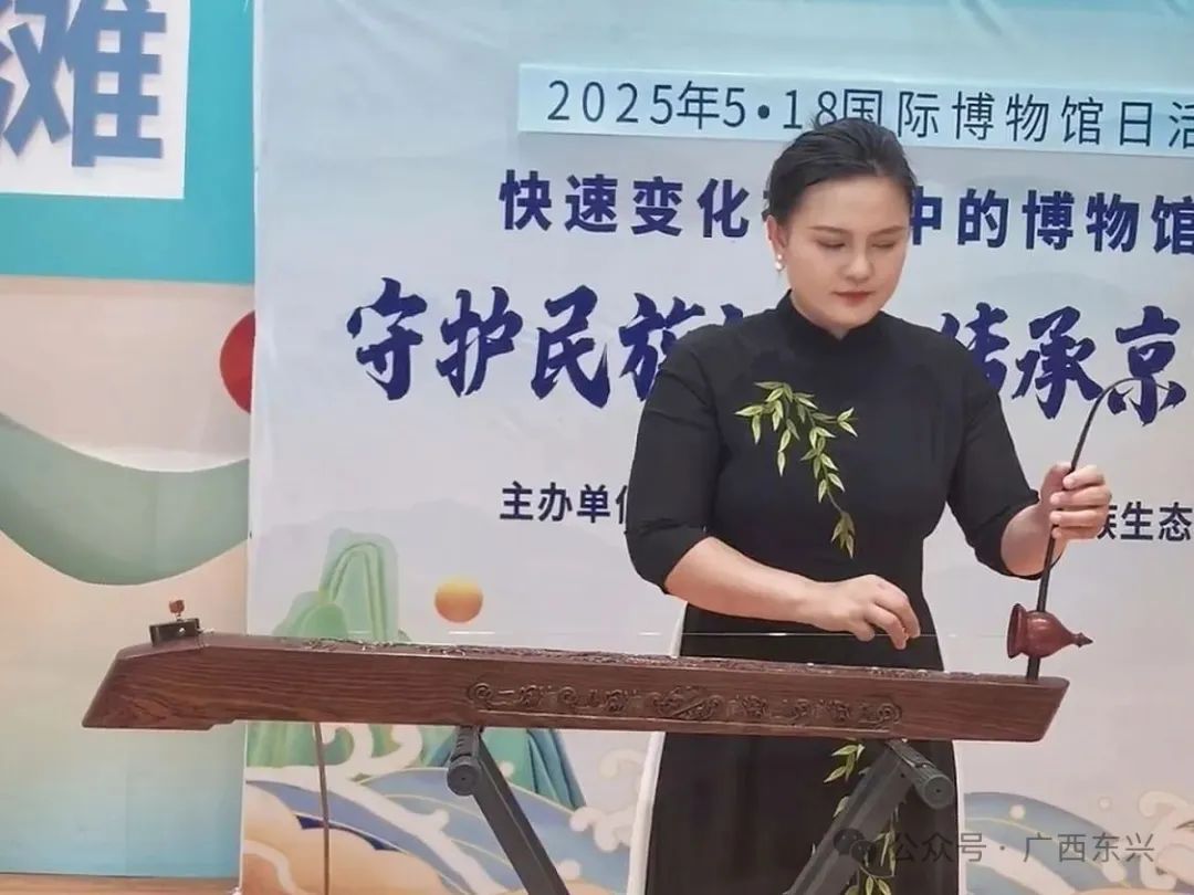 赵霞为游客演示独弦琴弹奏
