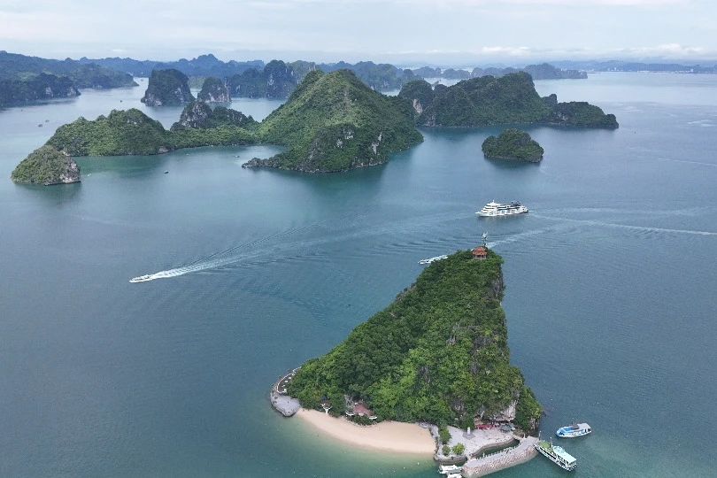 越南下龙湾天堂岛又称迪独岛、季托夫岛：解锁下龙湾的宝藏景点，深度体验世界遗产喀斯特地貌海湾地区绝美景色