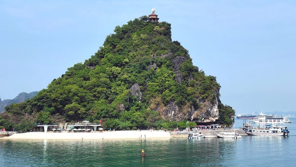 越南下龙湾天堂岛又称迪独岛、季托夫岛：解锁下龙湾的宝藏景点，深度体验世界遗产喀斯特地貌海湾地区绝美景色