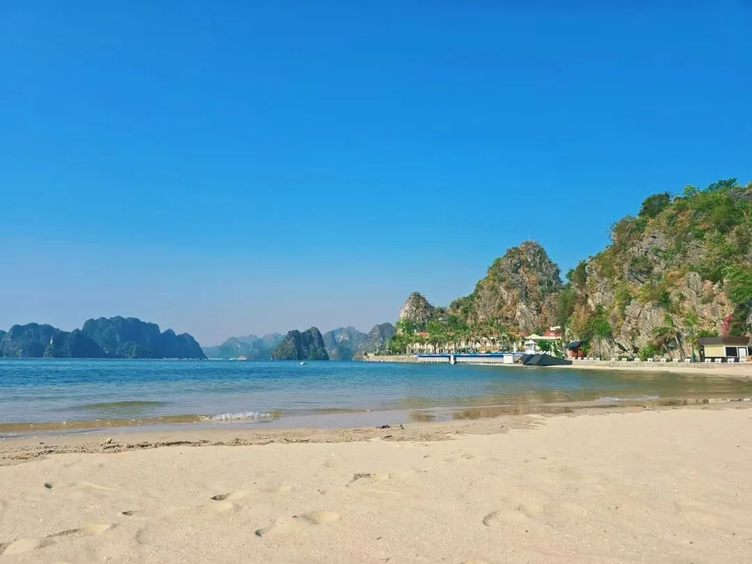 越南下龙湾天堂岛又称迪独岛、季托夫岛：解锁下龙湾的宝藏景点，深度体验世界遗产喀斯特地貌海湾地区绝美景色