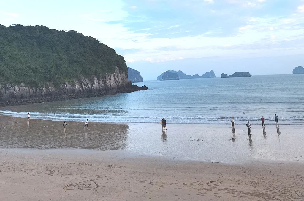 越南吉婆岛探秘之旅：从喀斯特地貌山林到碧蓝海湾的沉浸体验，解锁越南秘境海岛风光