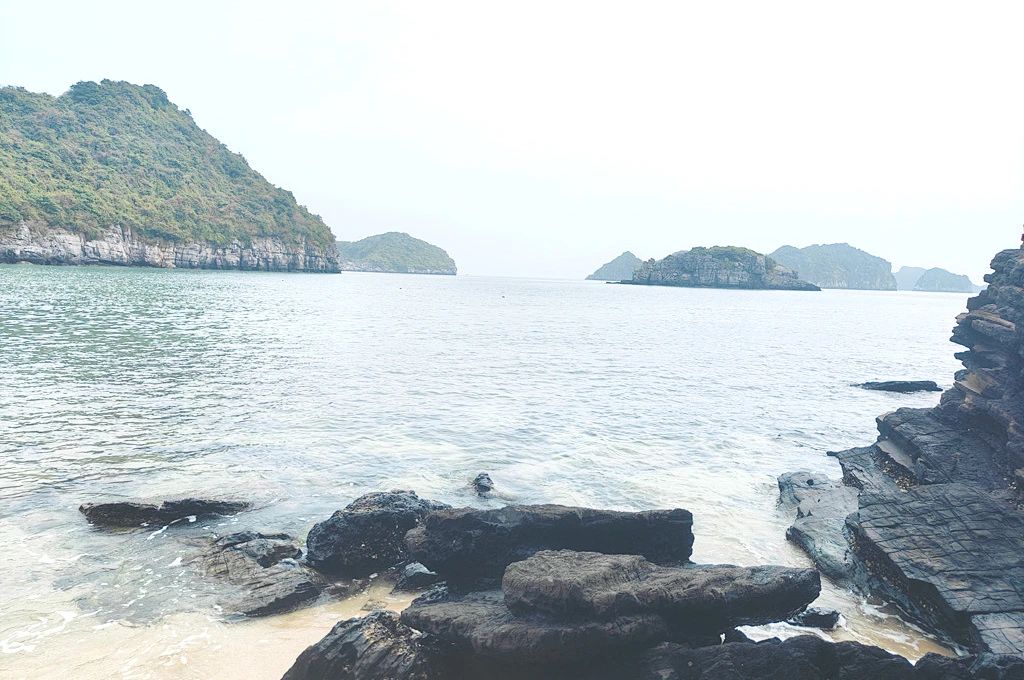 越南吉婆岛探秘之旅：从喀斯特地貌山林到碧蓝海湾的沉浸体验，解锁越南秘境海岛风光
