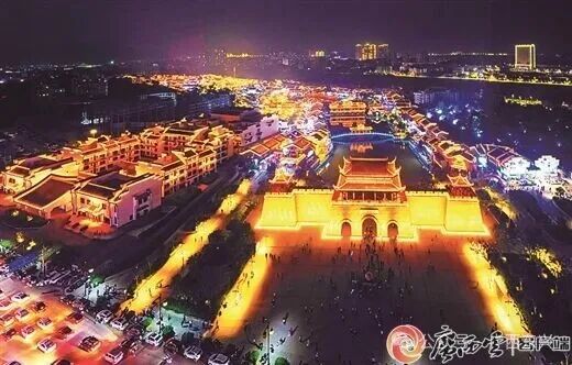 崇左太平古城灯火辉煌，众多游客前来观赏古城夜景、体验传统民俗