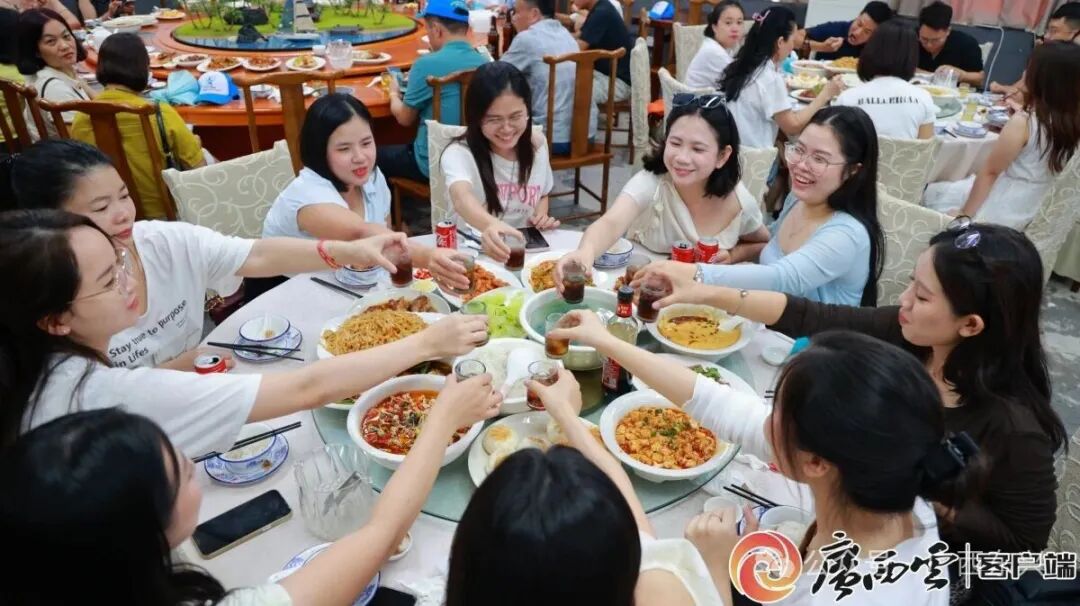 越南游客在东兴市畅享中国美食。