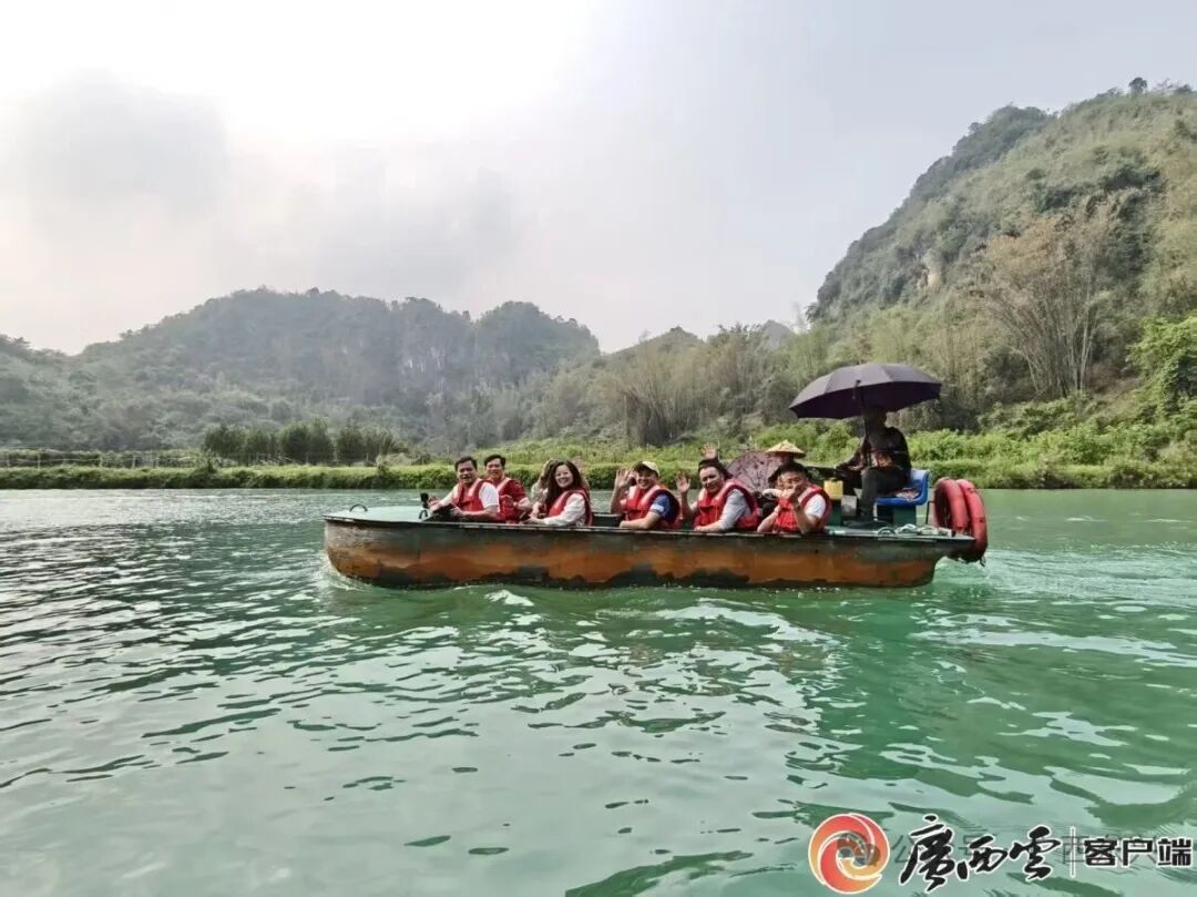 越南游客在河池市的秀美山水中徜徉。