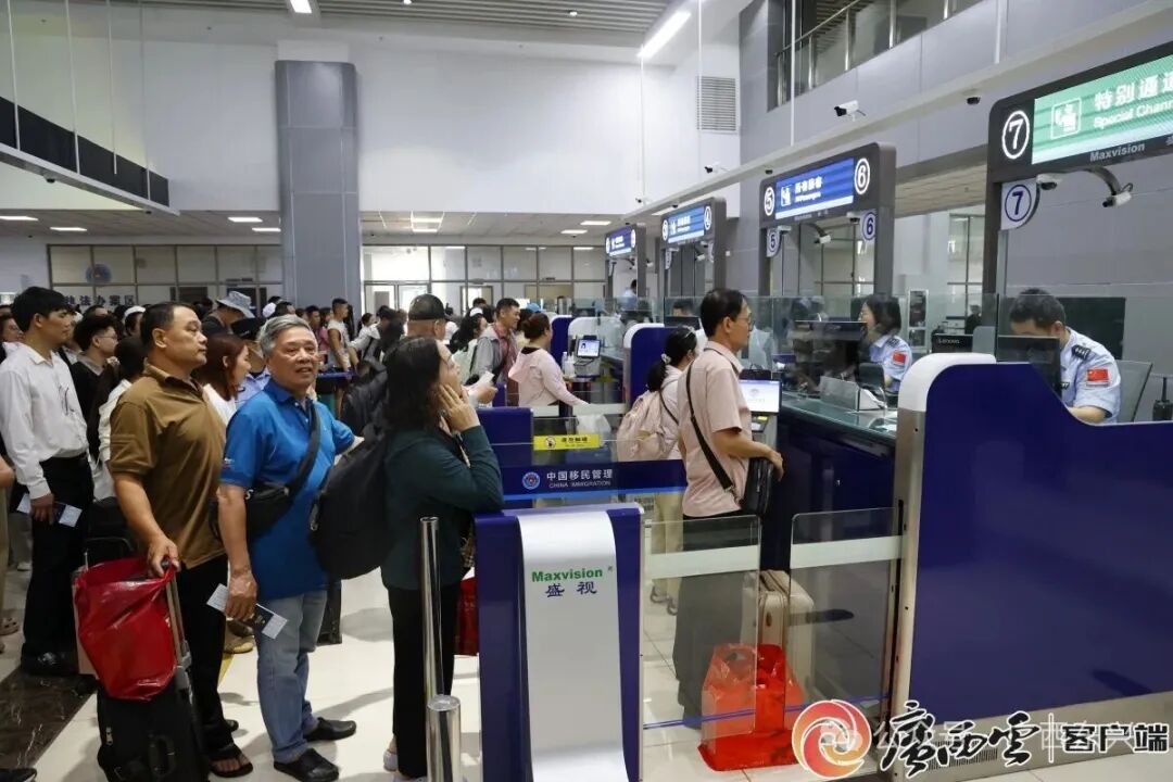 游客正在有序排队通关。
