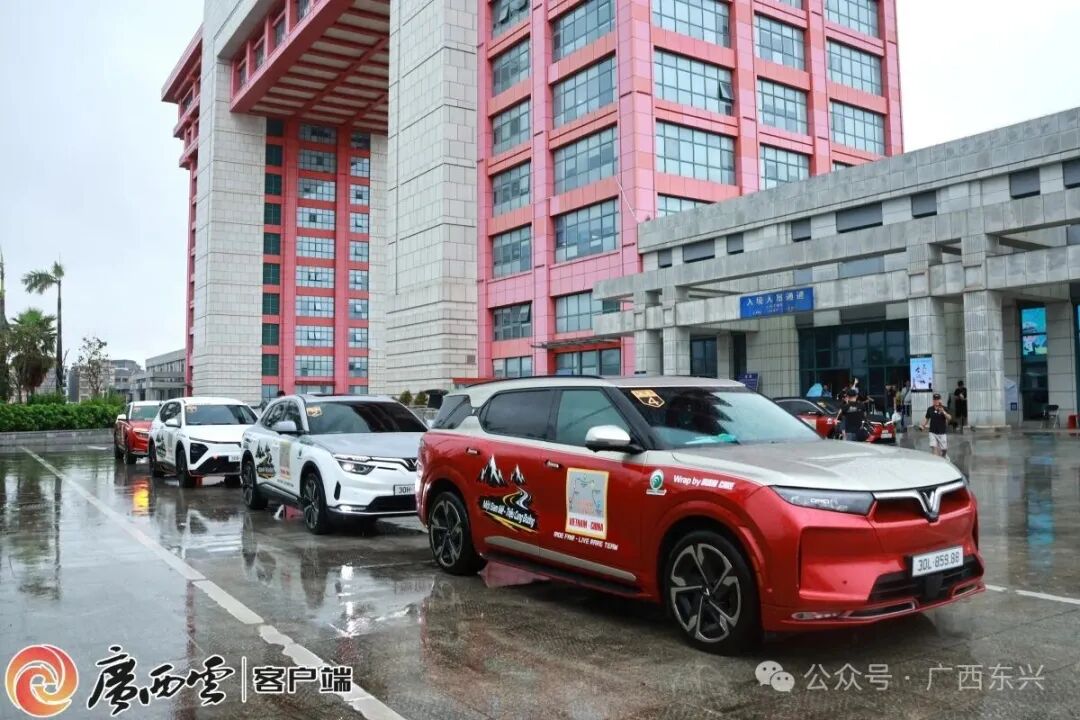 一支由18名越南旅客组成的自驾游车队缓缓驶入东兴口岸（二桥）。