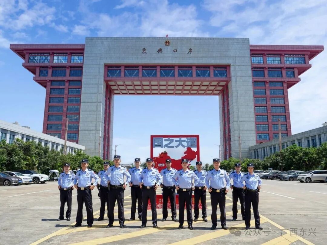 图为广西边检总站东兴边检站执勤六队合影