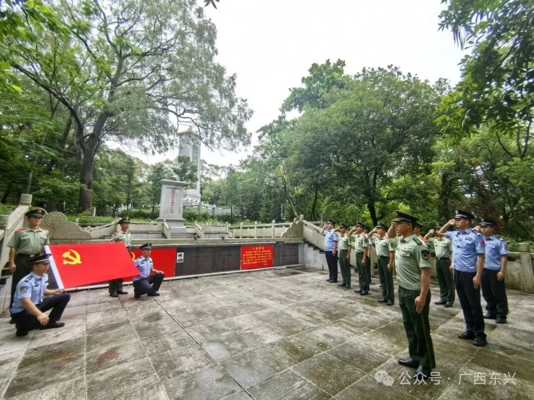 图为该队与共建单位开展党日活动
