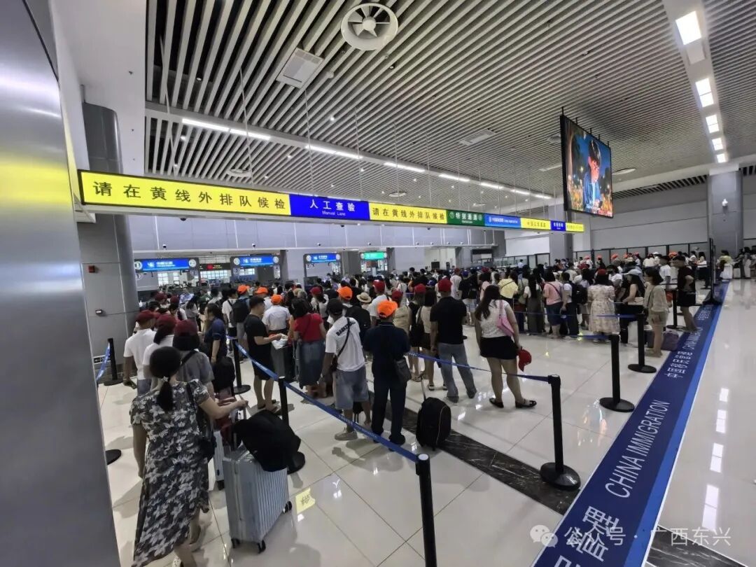 图为东兴口岸北仑河二桥入境现场。