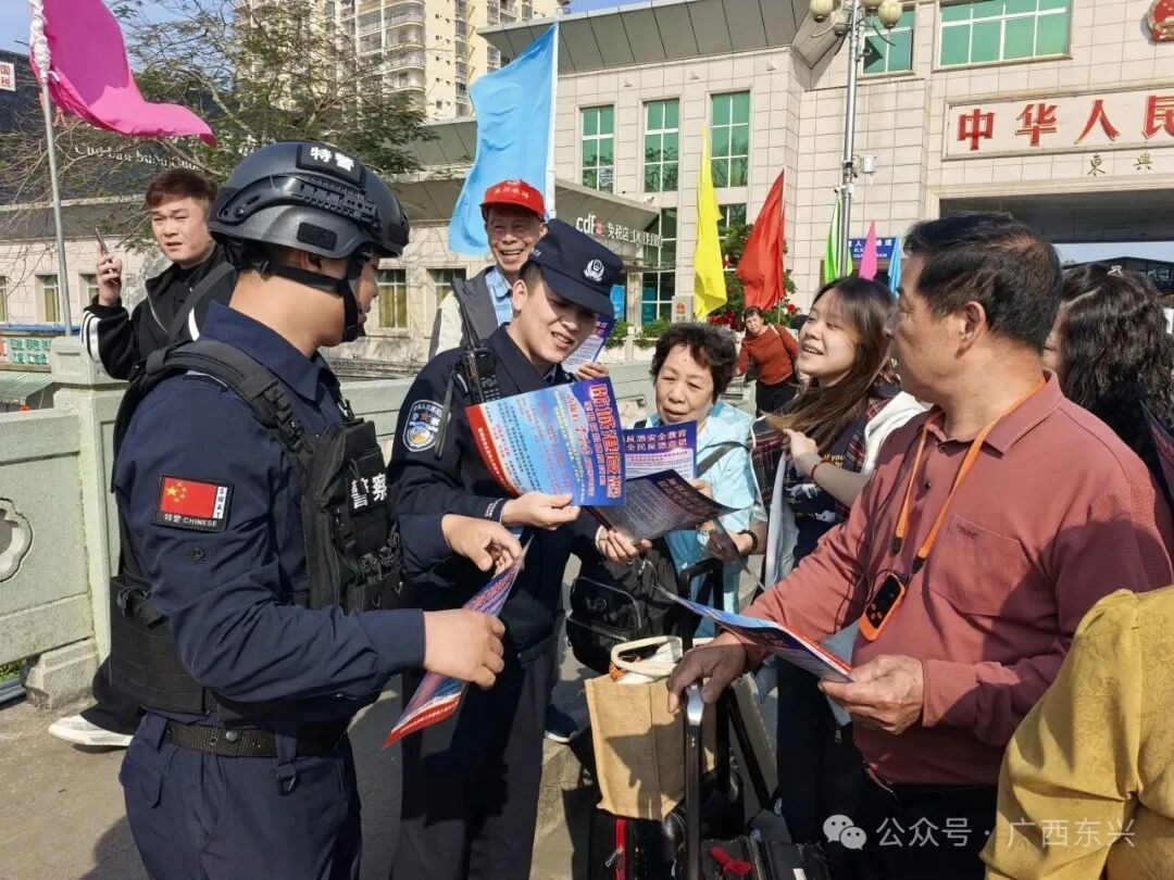图为该队与驻地公安局开展宣传活动。